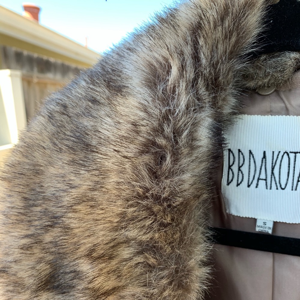 BB Dakota Coat with super soft faux fur collar - Picture 2 of 4
